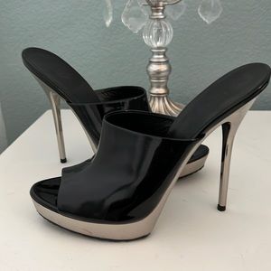 Beautiful and elegant black Gucci heels almost new!